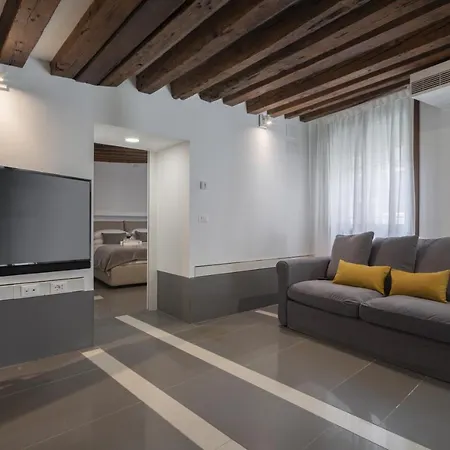Venetian Canal View Apartment Venice