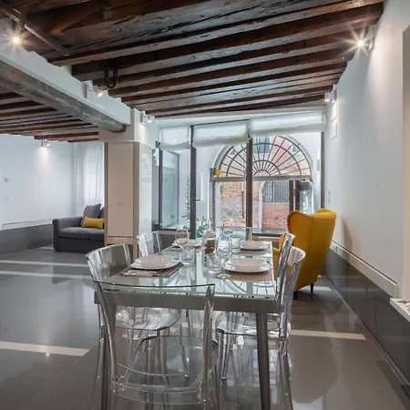 Venetian Canal View 베니스