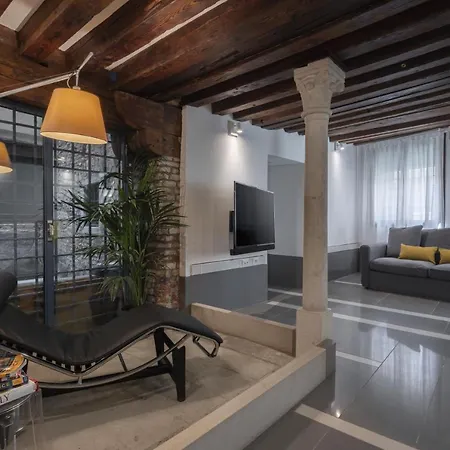 Venetian Canal View Apartment *
