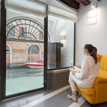 Apartment Venetian Canal View *