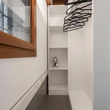 Venetian Canal View Apartment *