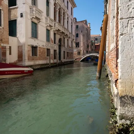 Venetian Canal View Apartment *